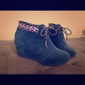 TOMS size 6 blue wedge ankle boot